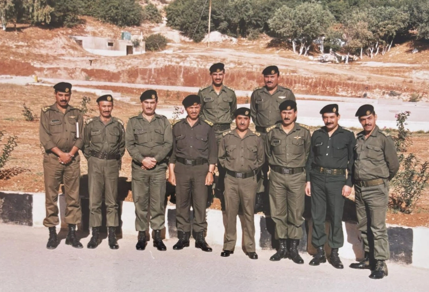 التقطت هذه الصورة عام 1987 وتضم من اليمين الى اليسار انذاك: المقدم الركن ياسين عبد المنعم والمقدم الركن شاكر ابو حمور والعقيد الركن شفيق هزايمة واللواء الركن موسى العدوان والعميد الركن عيسى الخطيب والمقدم الركن سعد الزوايدة والملازم أول عودة شديفات